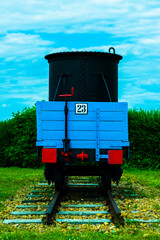 stary niebieski wagon kolejowy © Sebastian Gacki
