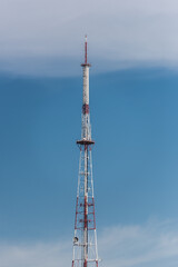 Obraz premium broadcasting tv tower against blue sky in lviv, ukraine