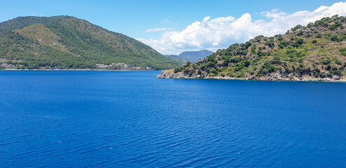 Obraz premium Beautiful sea and mountain panoramas