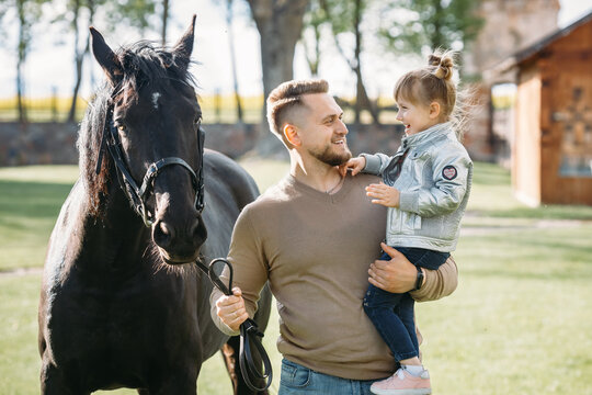 Папа лошадка. The dad horse experience. Отец с сыном на коне. The dad horse experience. Horse daddy.