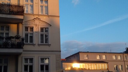 Odbicie słońca w szybach budynku  © Pankracy