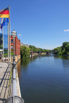 Berlin, river Spree with view to the Moabiter Bridge in Hansa quarter (Hansaviertel), Germany