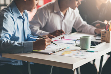 Obraz premium Meeting of young asian business people who are committed to work. Creative business team sitting working together at office.