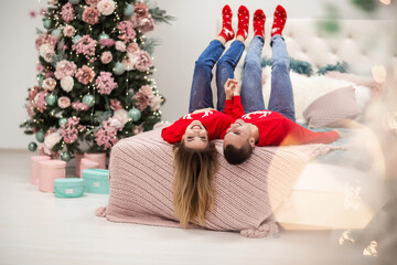 Obraz premium A loving couple enjoy each other on New Year's Eve