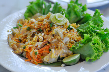 noodles,stir fried noodles with chicken and egg