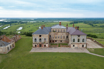 Fototapeta premium Manor house of the Priklonsky Rukavishnikovs on the banks of the Oka river in the Nizhny Novgorod region