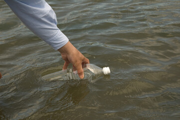 ペットボトルで海水を汲む