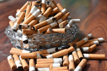 Zigarettenstummel im vollen Aschenbecher