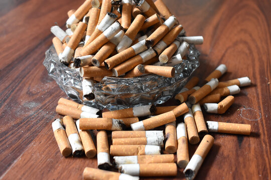 Zigarettenstummel im vollen Aschenbecher