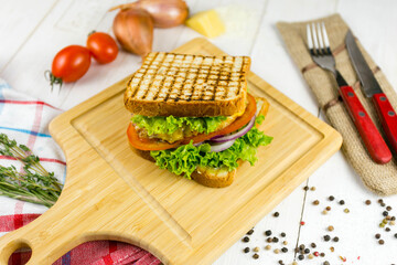 sandwich with lettuce, tomato and clear cutlet