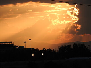 precioso paisaje en atardecer de largo contraste luz entre las nubes