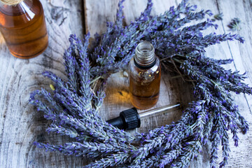 duftender lavendelkranz mit lavendelöl und lavendelessenz für wellness und gesundheit
