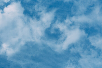 Obraz premium Miękkie chmury przesuwające się po niebieskim niebie