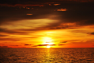Obraz premium Golden sunset in the horizon of ocean