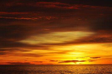 Fototapeta premium Golden sunset in the horizon of ocean
