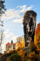 Castle in Pieskowa Skala and rock called Hercules Club - obrazy, fototapety, plakaty