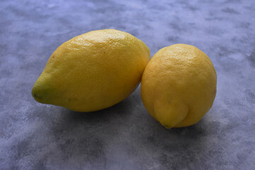 Limones sobre un fondo gris 