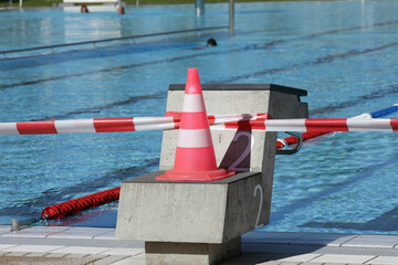 absperrung an einem startblock in einem freibad