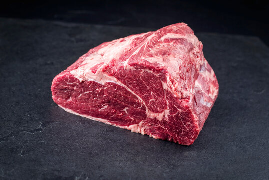 Rohes dry aged Wagyu Rib-Eye Steak vom Rind als close-up auf schwarzen Hintergrund mit Textfreiraum 