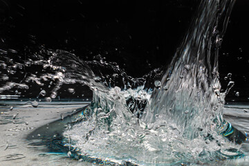 splash de agua en alta velocidad con fondo negro