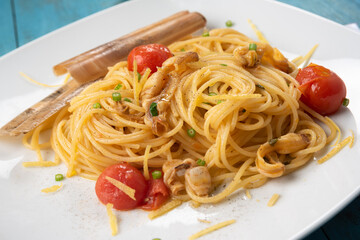 Deliziosi spaghetti ai cannolicchi, tradizionale cucina Italiana di mare
