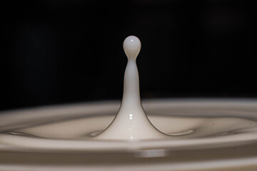 primer plano splash de gota de leche con fondo negro