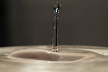 gota de agua en primer plano en alta velocidad