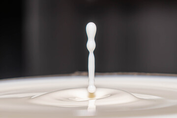 primer plano splash de gota de leche con fondo negro