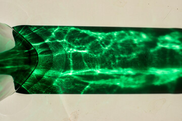 Reflexo de garrafa de vidro. Luz através de vidro verde. Reflexo abstrato.
