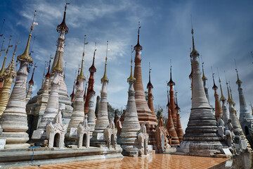 Fototapeta premium Shwe Inn Dein Pagoda in Inle, Myanmar