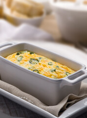 Pastel de patata y brócoli con bechamel. Potato and broccoli cake with béchamel sauce.