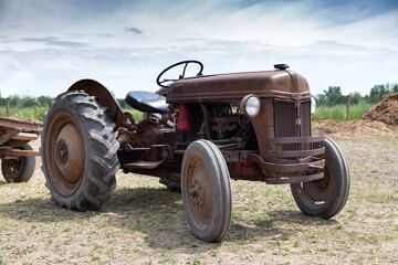 Obraz premium Old Farm tractor in the field.
