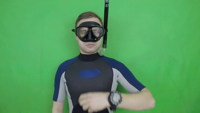 Diving sign- divemaster  shows sing  YOU LOOK AT ME  ,also a available on the green screen all of diving sings from course (open water diver)