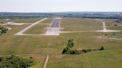 Flugfeld und Tower von Trollenhagen im frontalen Anflug
