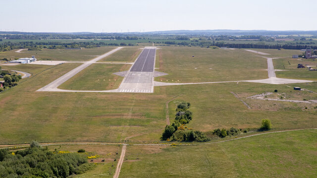 Flugfeld und Tower von Trollenhagen im frontalen Anflug