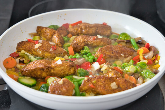 Gem&uuml;sepfanne Asia Pfanne mit Putenfleisch, H&auml;hnchenfleisch, Kurkuma und Bio Gem&uuml;se