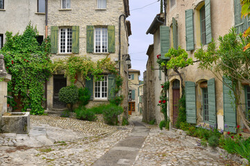Fototapeta na wymiar Place de l'Orme à Vaison-la-Romaine (84110), Vaucluse en Provence-Alpes-Côte-d'Azur, France