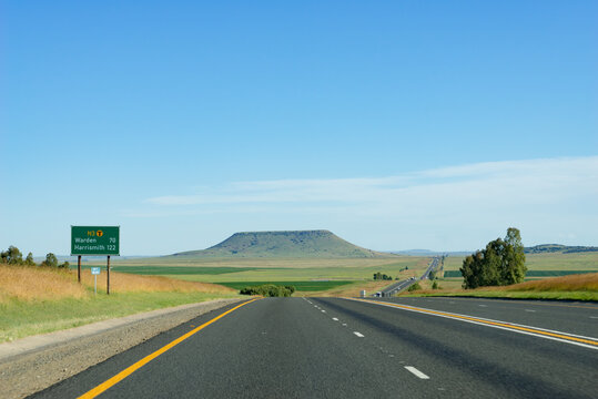 S&uuml;dafrika, Free State, Northern Free State, Stra&szlig;enverkehr vor dem Tafelberg, auf dem Land mit Tafelberg in Freistaat, S&uuml;dafrika auf dem Weg nach Harrismith