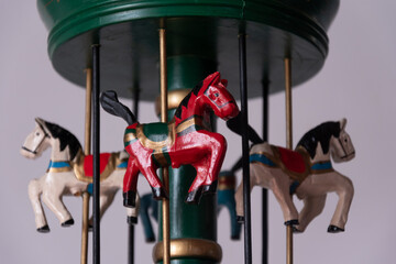 
juguete para niños con caballos de madera girando en el carrusel