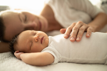Obraz na płótnie Canvas Mother baby sleeping resting in bedroom. 