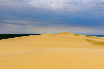Obraz na płótnie Canvas Dune of Pilat (Grande Dune du Pilat), the tallest sand dune in Europe. And the Atlantic Ocean.