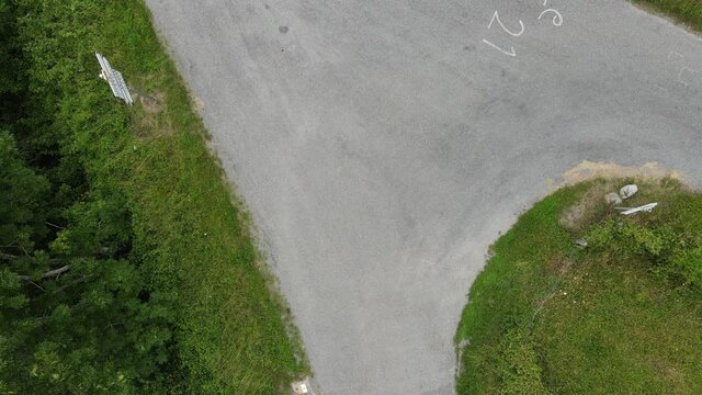 Voiture qui passe sous un drone