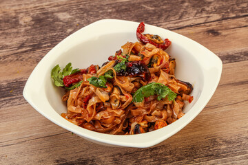 Asian wok noodle with mussels