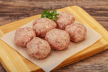 Raw turkey meatball for cooking