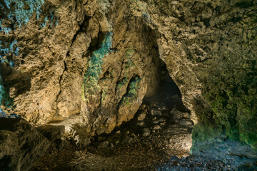 przejście w jaskini