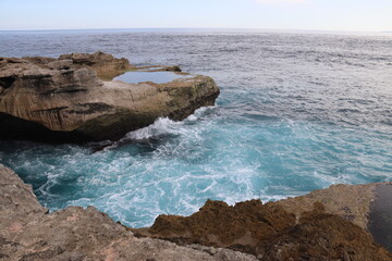Littoral volcanique à Nusa Ceningan, Indonésie	