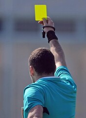 L'arbitre sort le Carton jaune