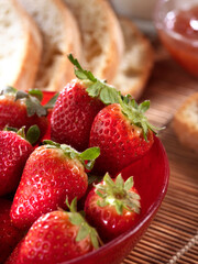 ciotola di fragole + pane e marmellata.esclusiva tips.realese: tutti gli utilizzi.realese model: no