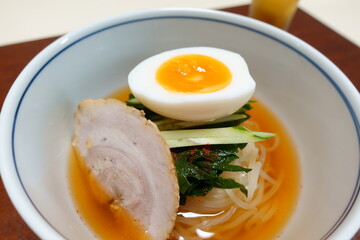 シンプルな冷麺とビール　チャーシューとニラキムチ入り