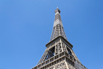 Vue sur la tour Eiffel présentée lors de l'exposition universelle 1900 en contre plongée